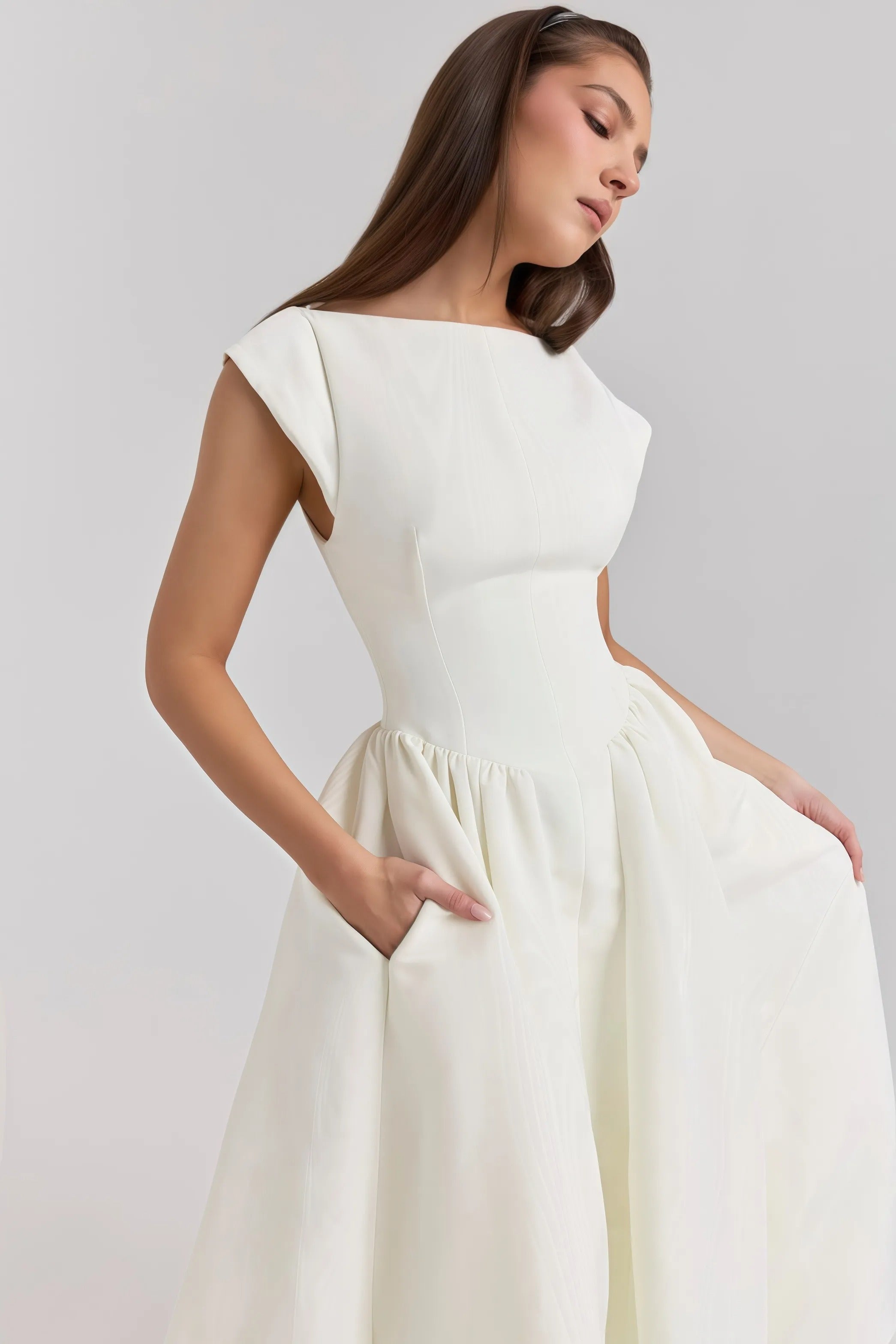 Witte elegante midi-jurk met uitlopende rok