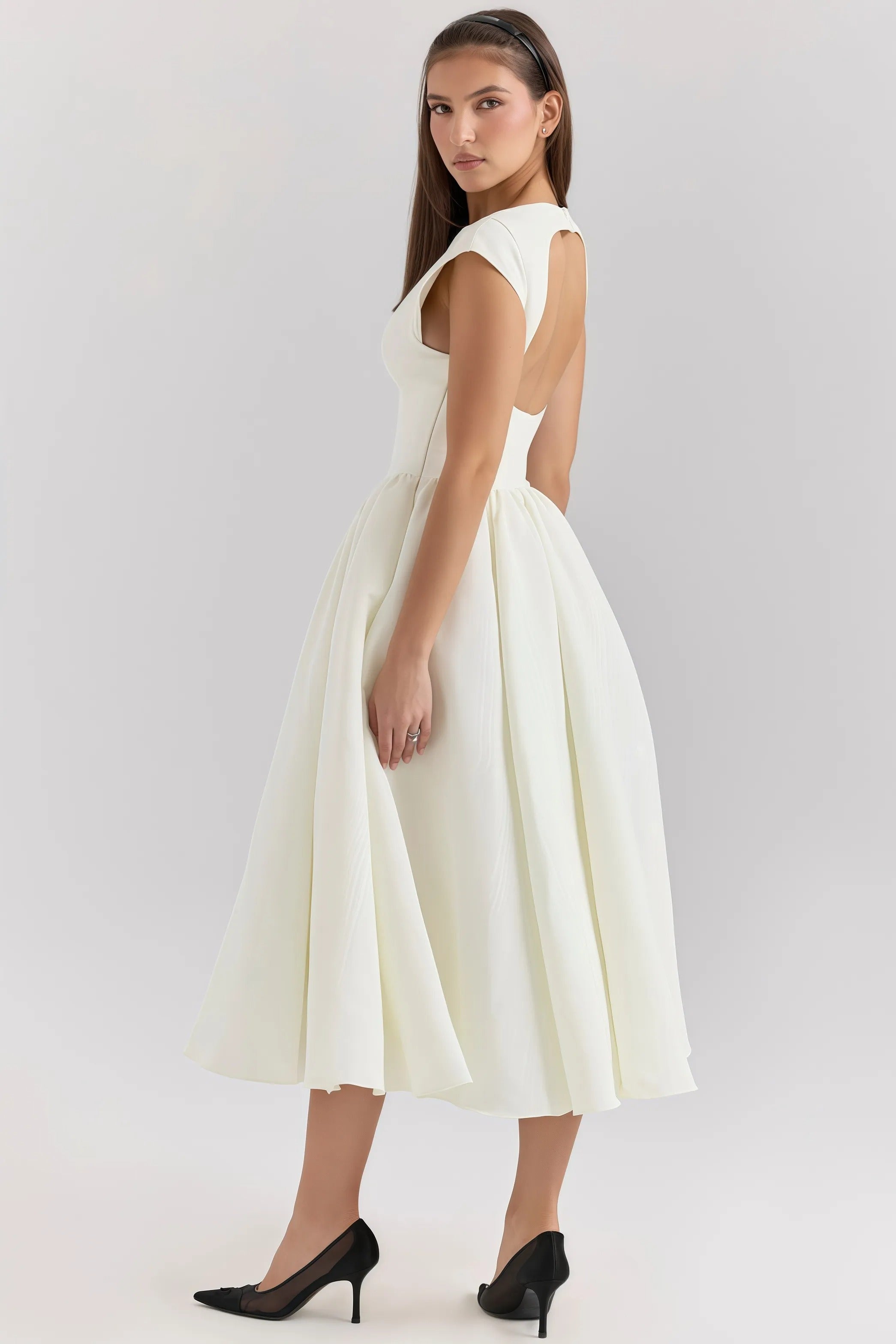 Witte elegante midi-jurk met uitlopende rok