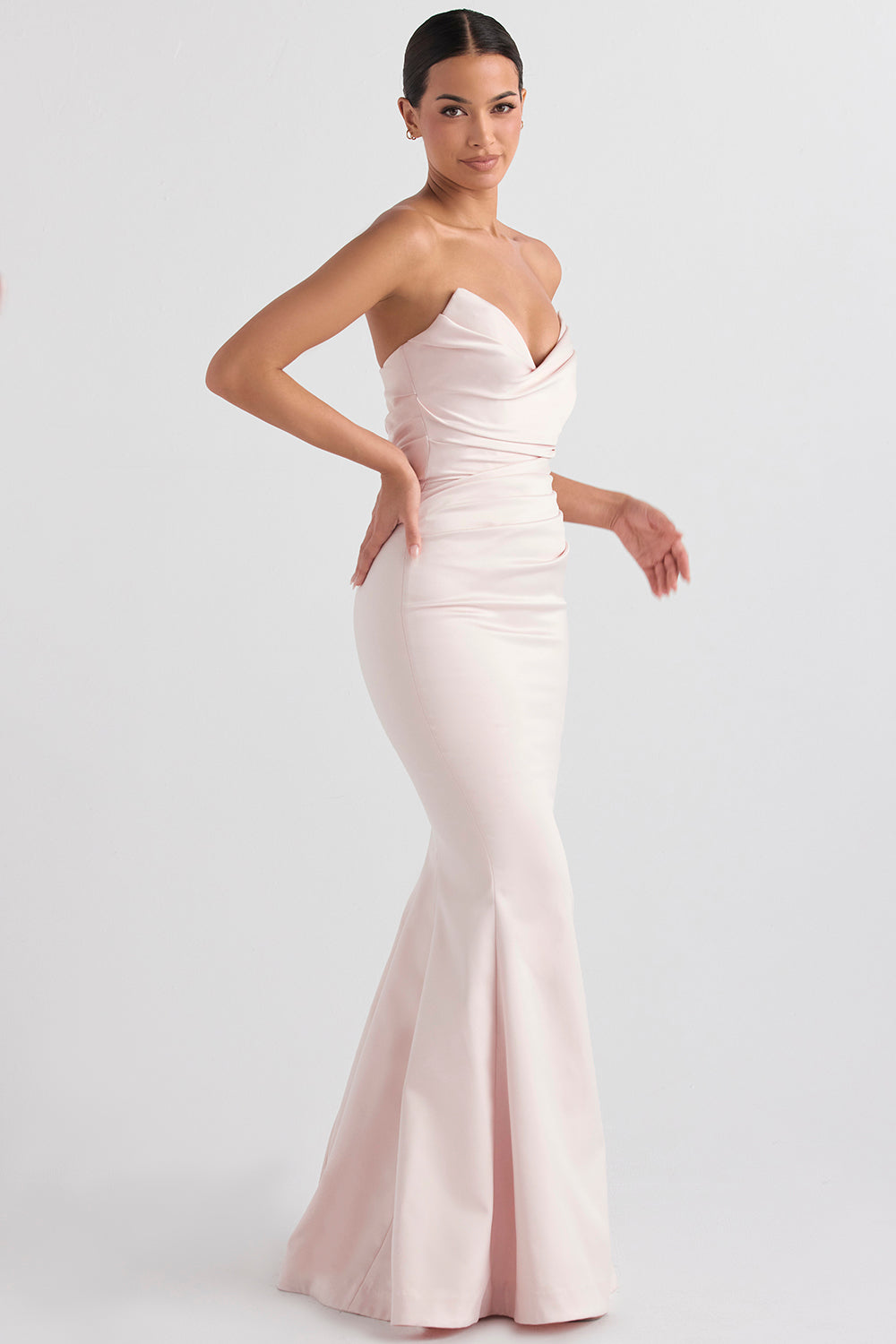 Strapless lange avondjurk met gedrapeerd lijfje
