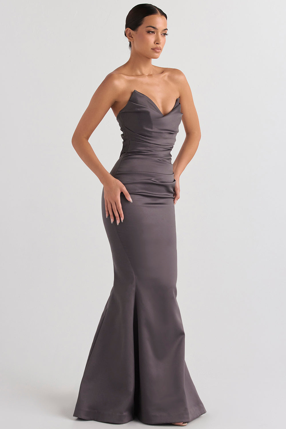 Strapless lange avondjurk met gedrapeerd lijfje