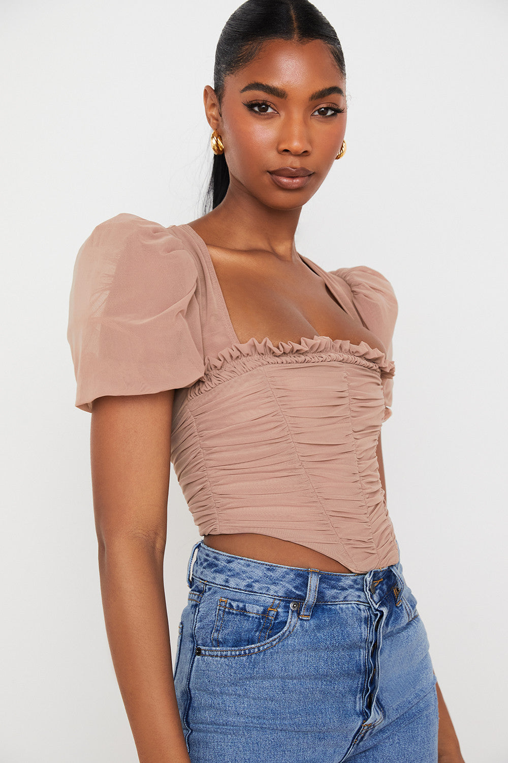 Korsett i brunt nät med puffärmar och veck