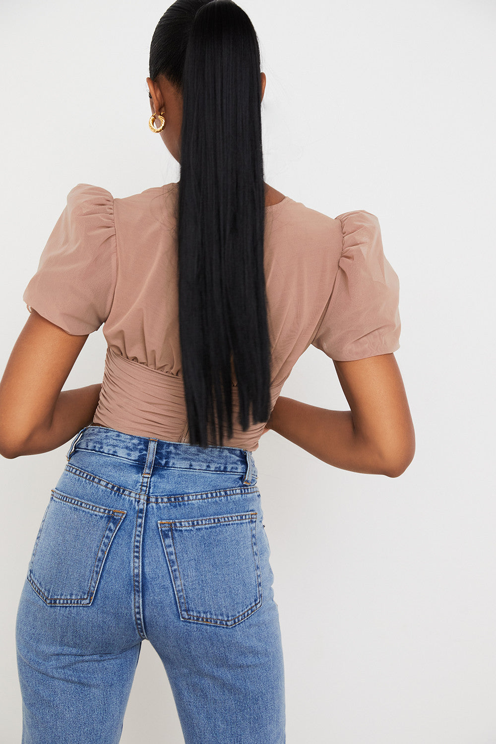 Korsett i brunt nät med puffärmar och veck