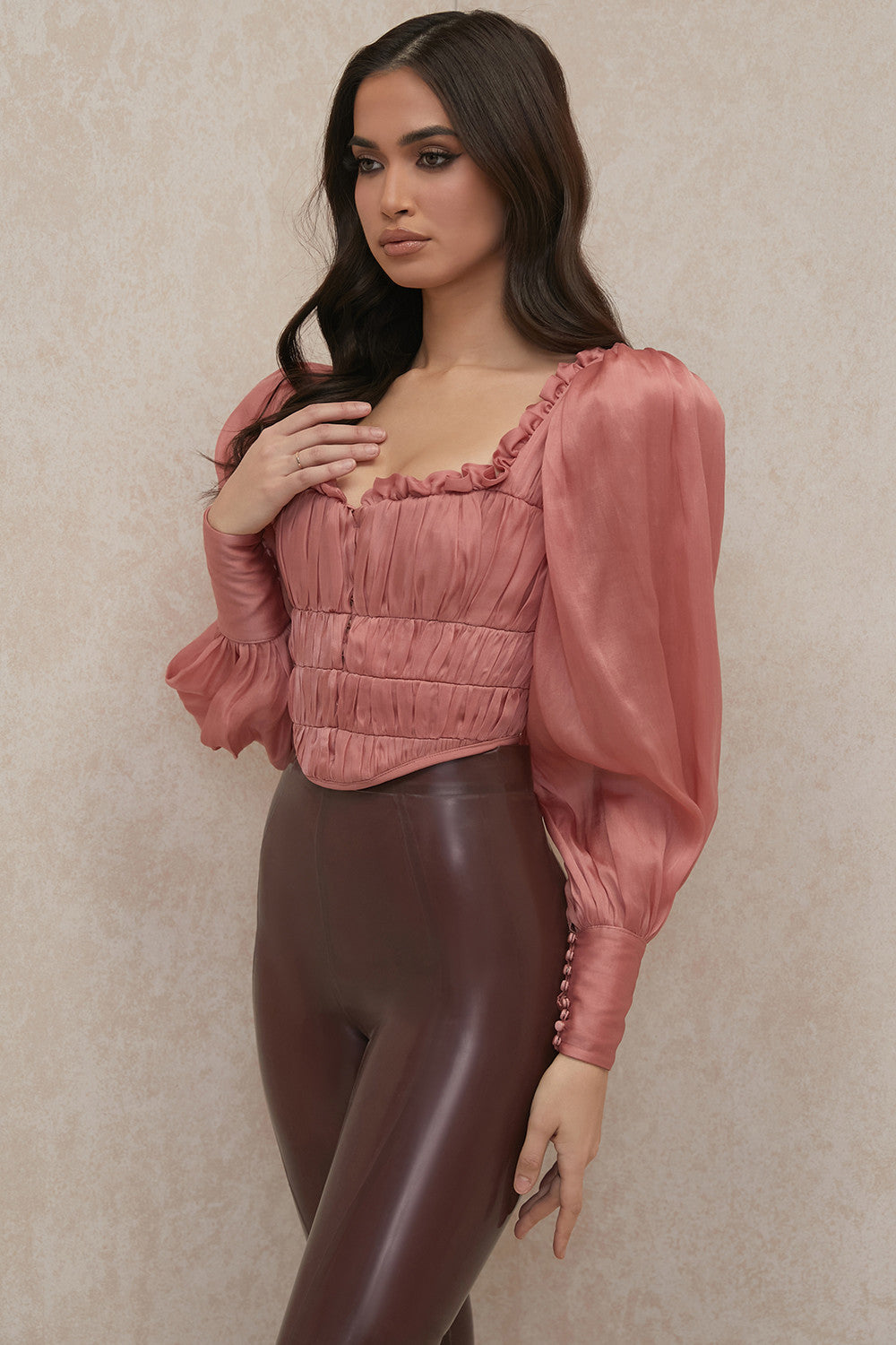 Rouge långärmad korsett med volanger