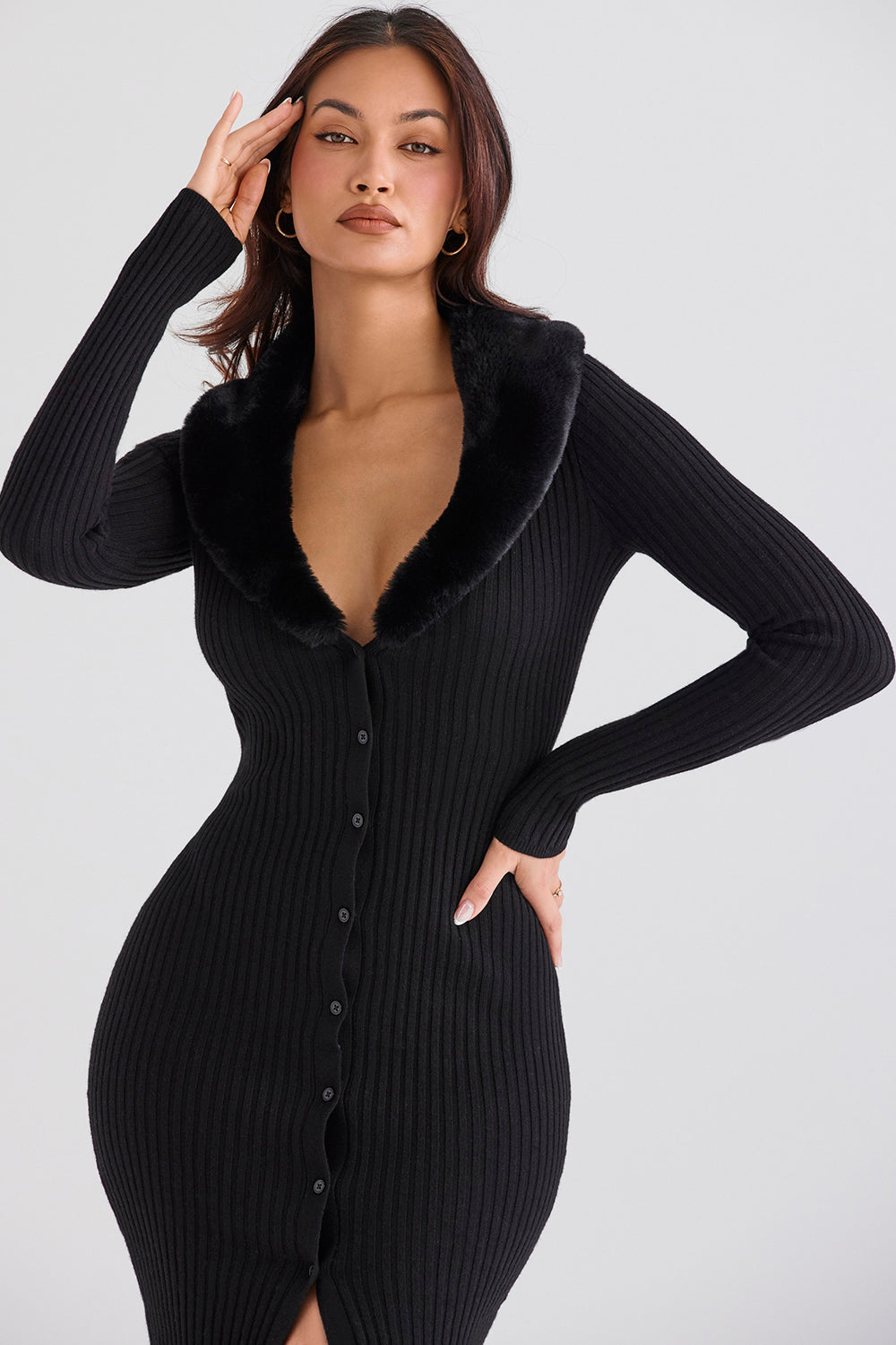 Svart klänning med nackpäls och knappar