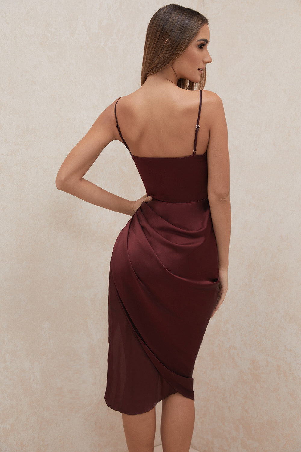 Elegant klänning av satin