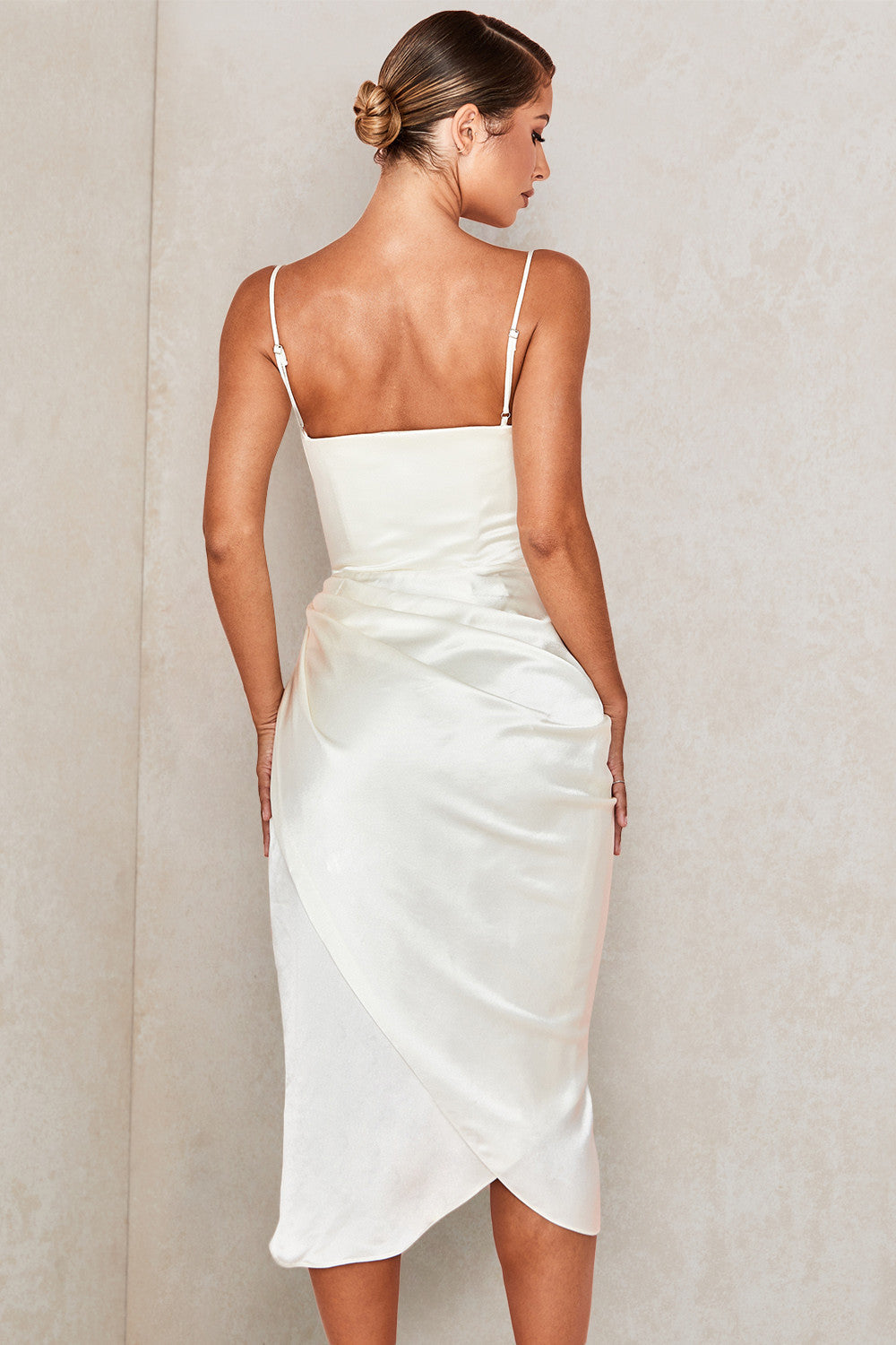 Elegant klänning av satin