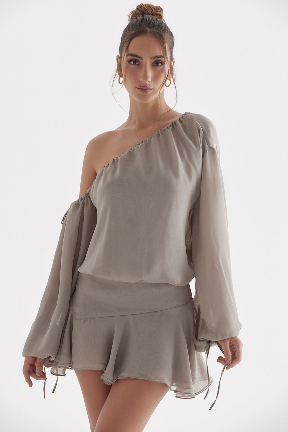 Ljusgrön iregelbunden off shoulder klänning