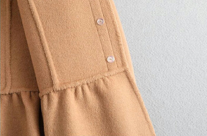 Kamelfärgad ulljacka med knappar