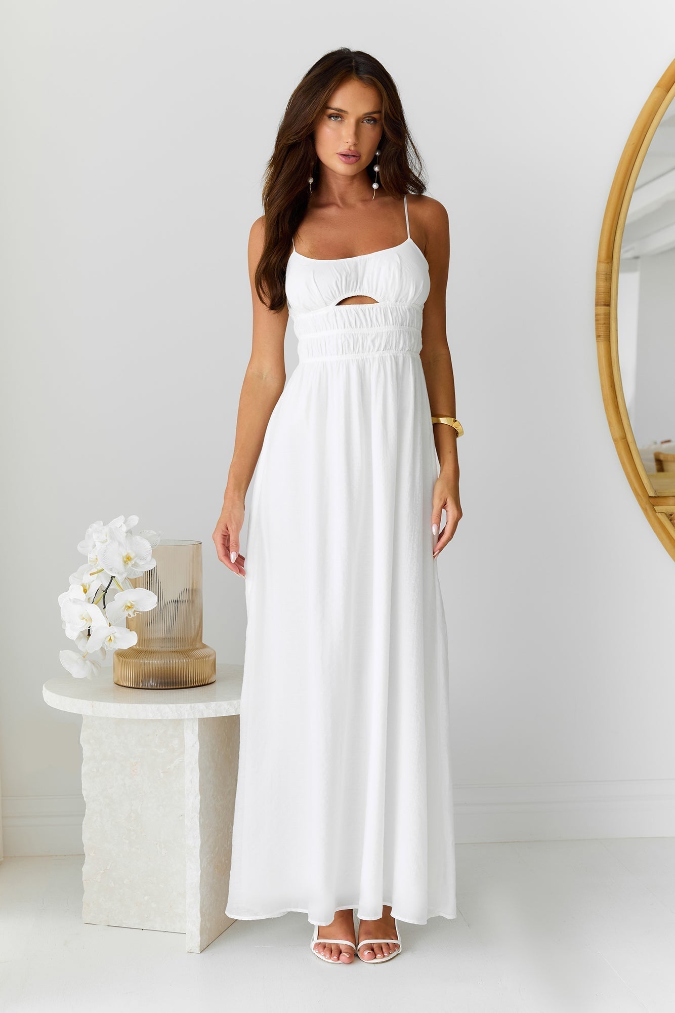 Witte maxi-jurk met smalle bandjes en uitgehold detail