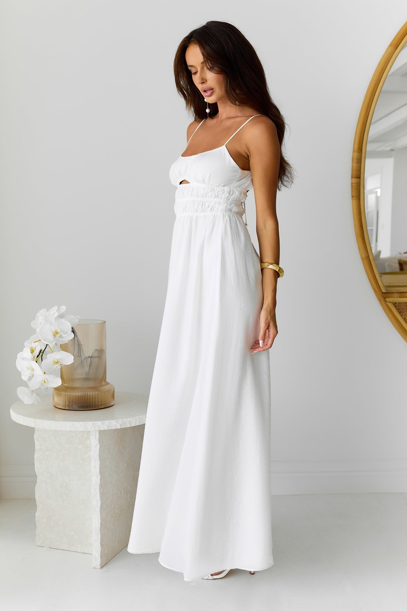 Witte maxi-jurk met smalle bandjes en uitgehold detail