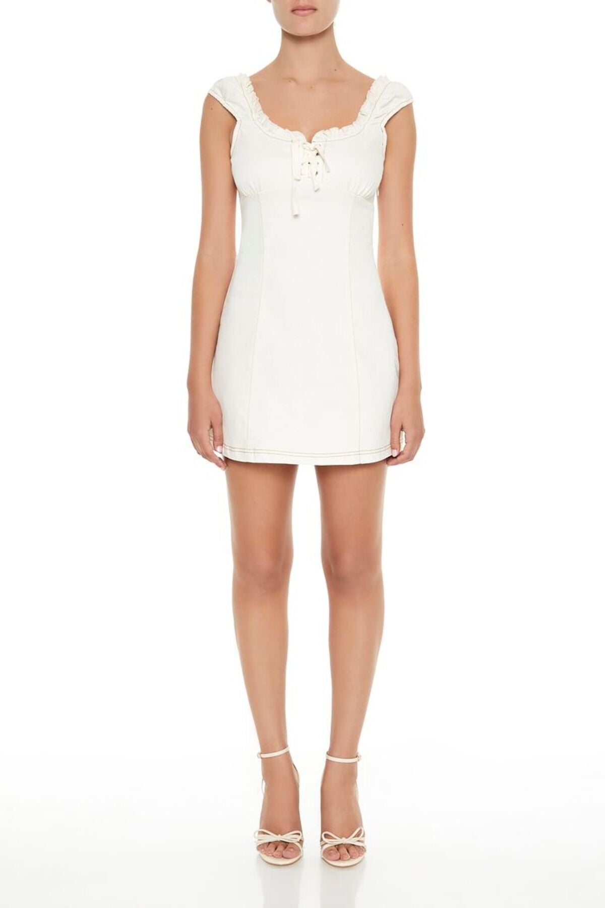 Witte mini-jurk met ruches en kant