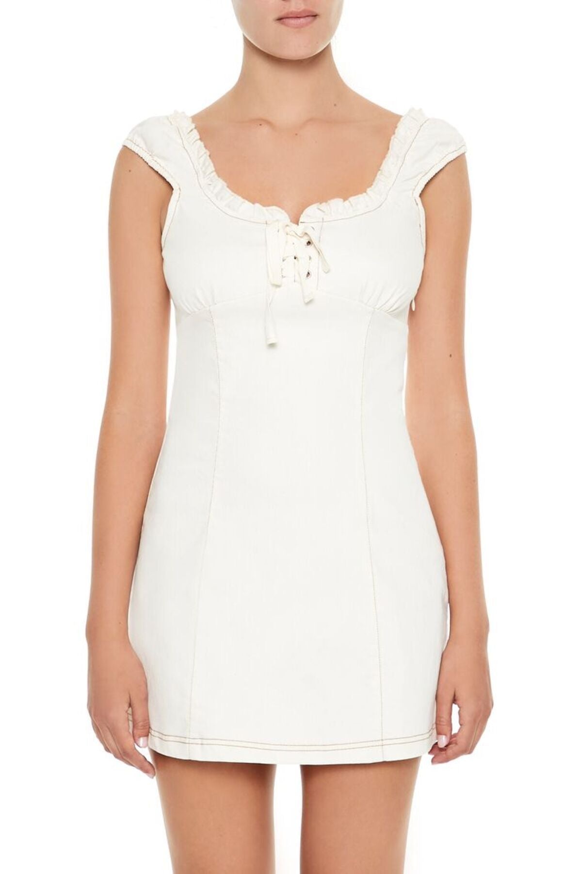 Witte mini-jurk met ruches en kant
