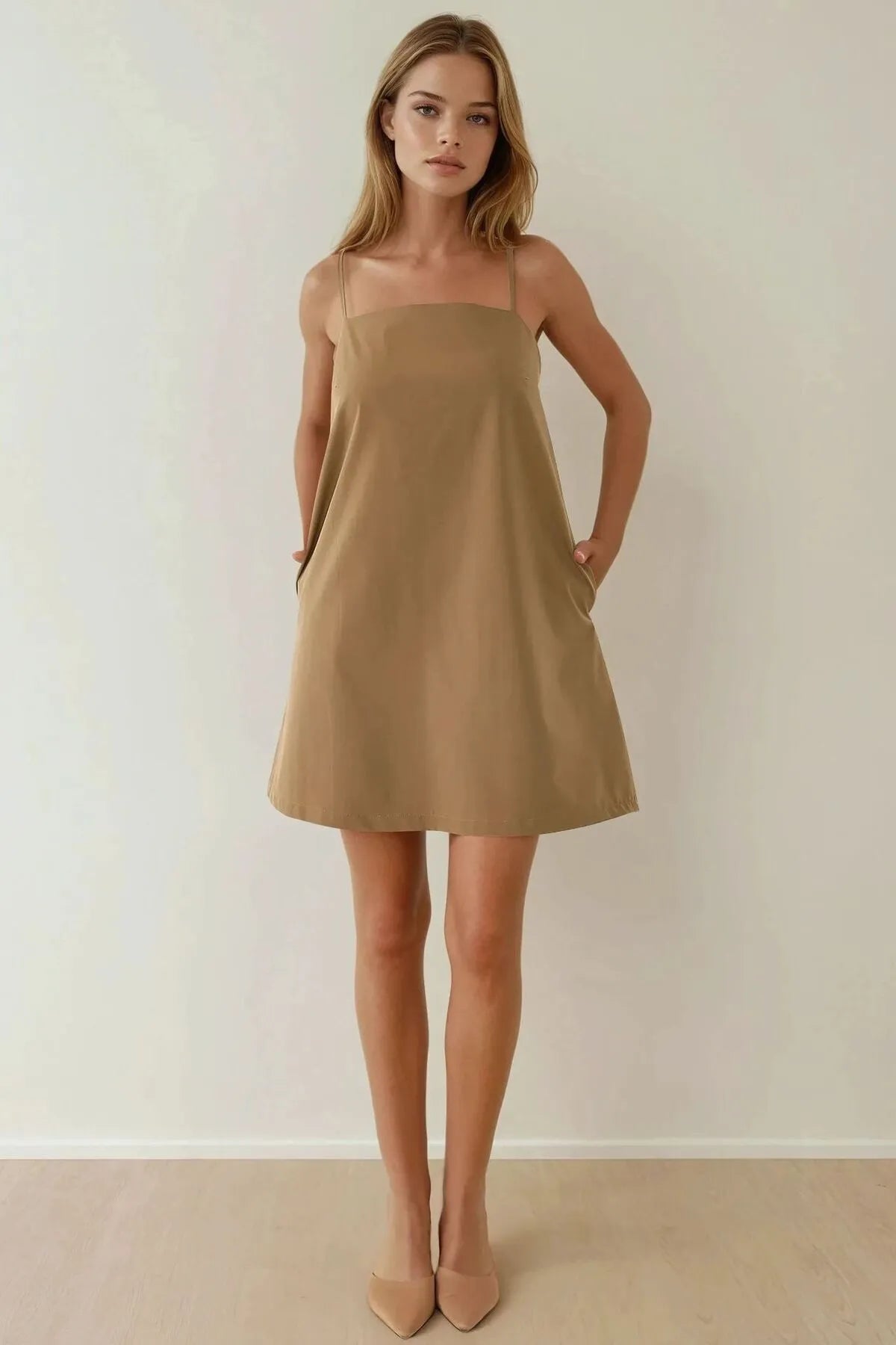 Beige zomerjurk met smalle bandjes