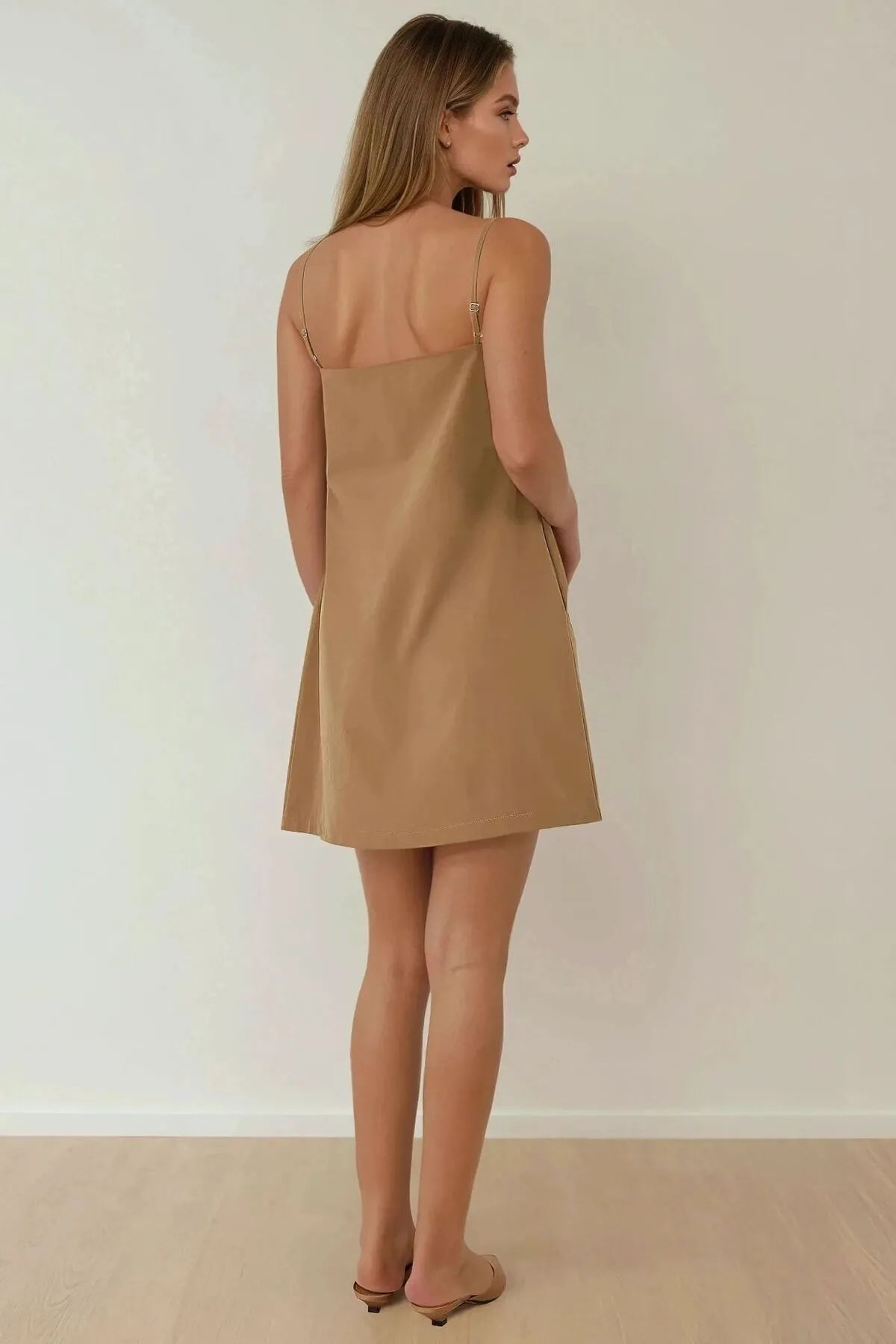Beige zomerjurk met smalle bandjes