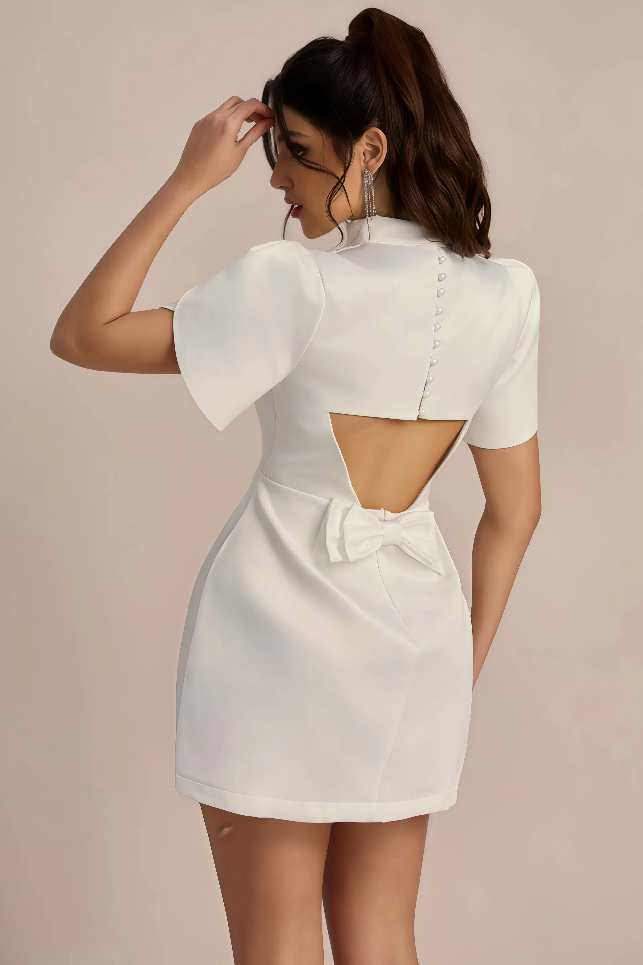 Witte mini-jurk met geaccentueerde schouders