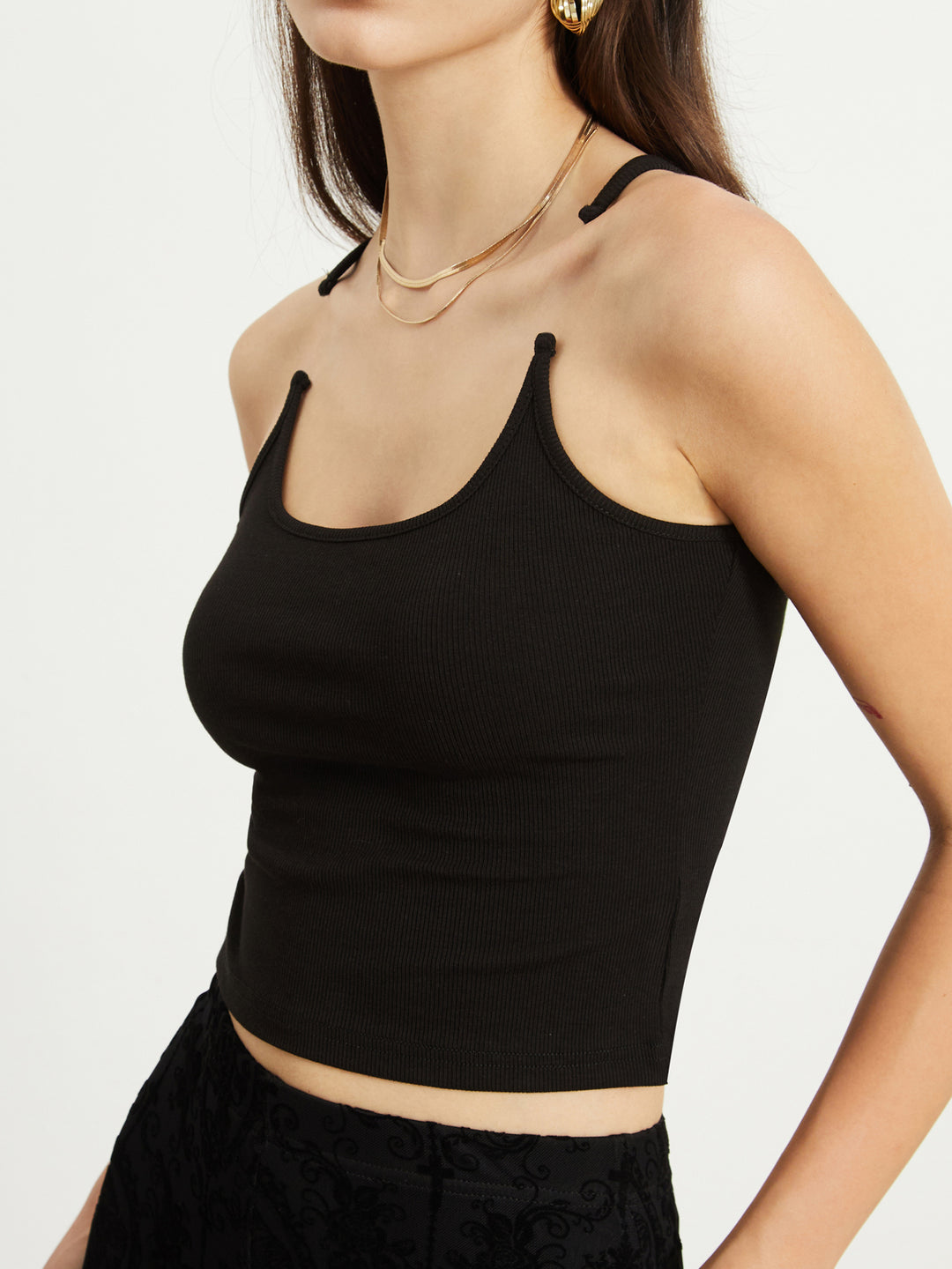 Geribbeld tanktopje met knoopdetails op de schouders