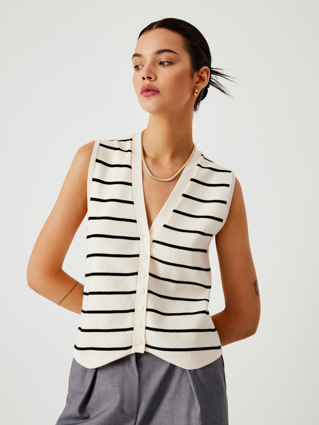 Wit en zwart gestreept gebreid vest met knopen