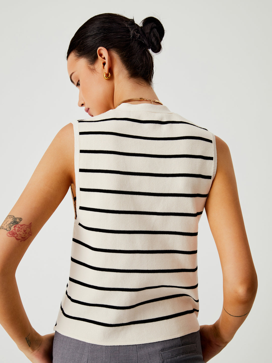 Wit en zwart gestreept gebreid vest met knopen