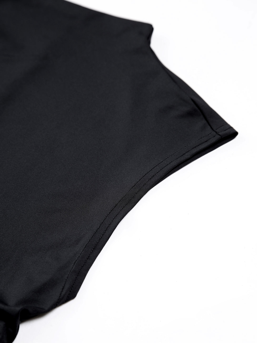 Zwarte mouwloze crop top met hoge kraag en geplooide taille