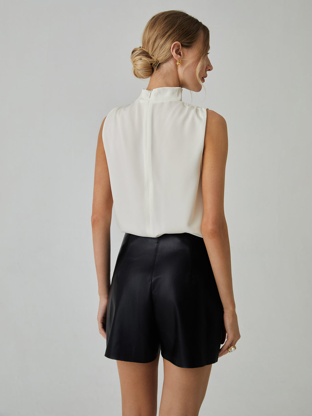 Mouwloze blouse met hoge halslijn