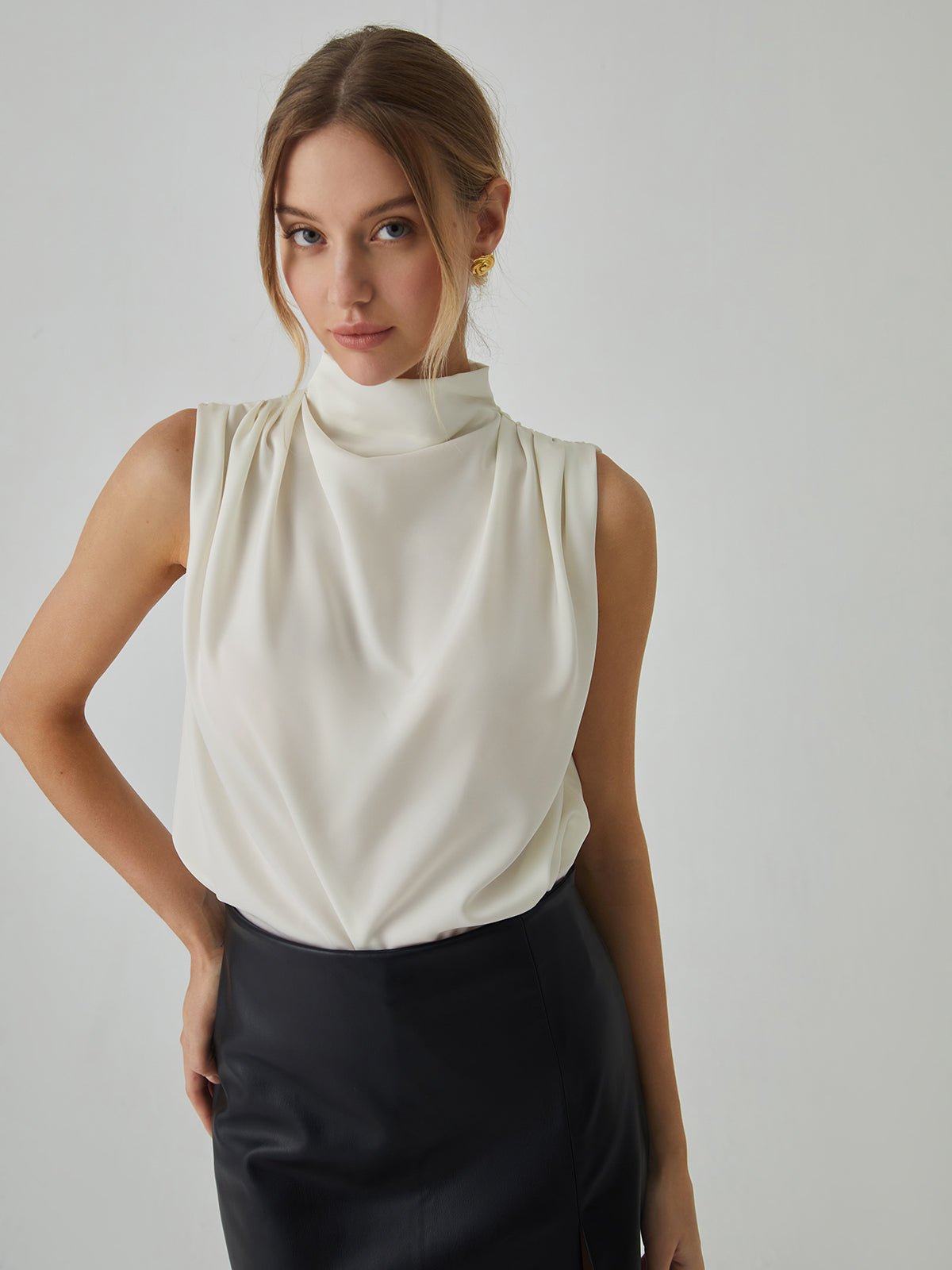 Mouwloze blouse met hoge halslijn