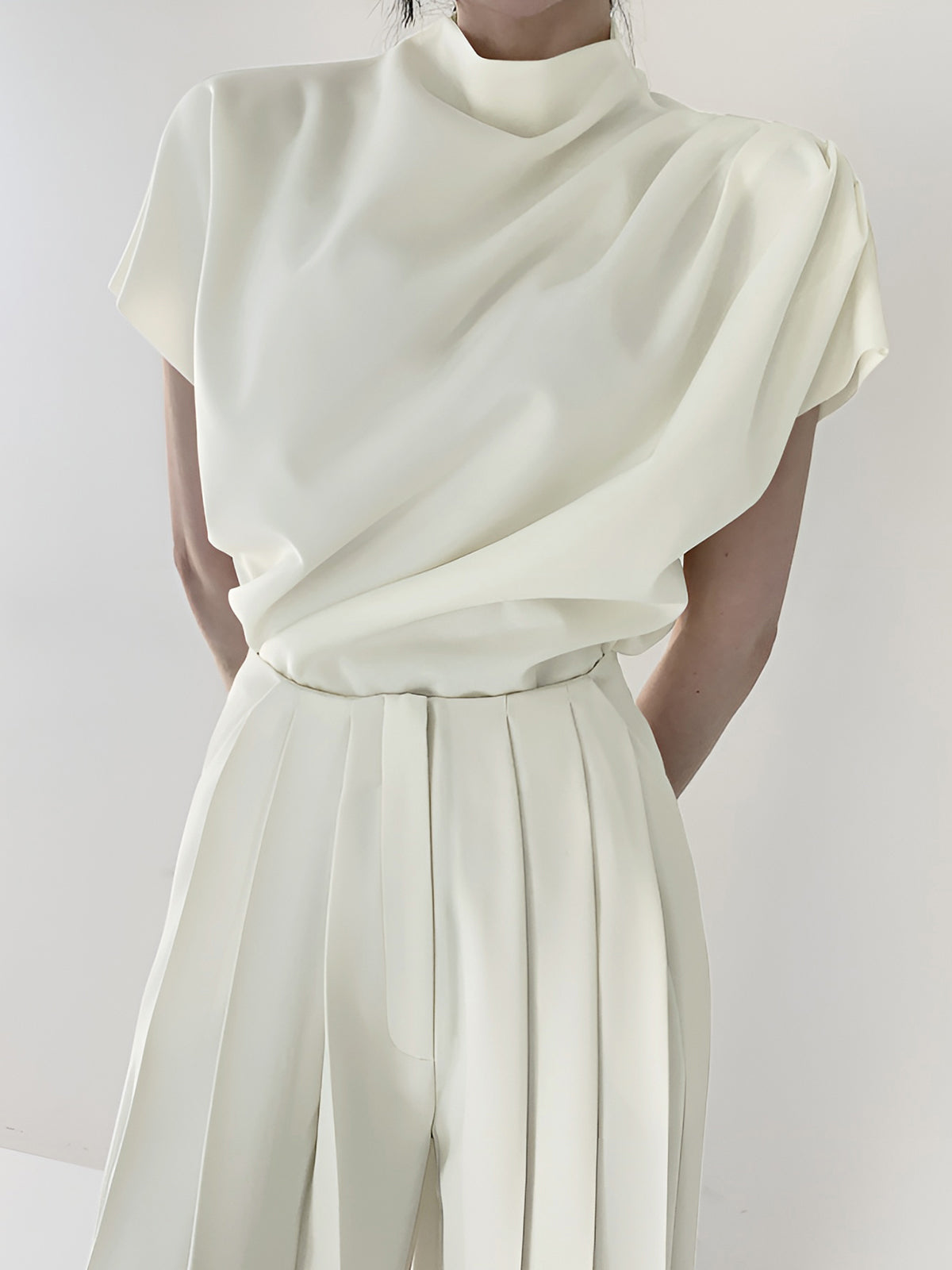 Asymmetrische gedrapeerde top met korte mouwen