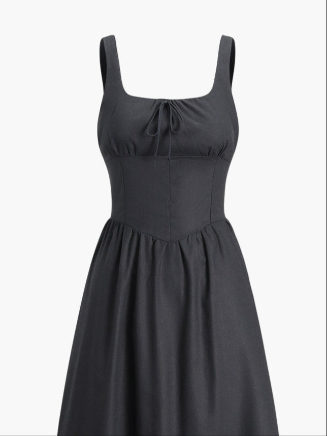 Zwarte jurk met getailleerde taille en strikdetail