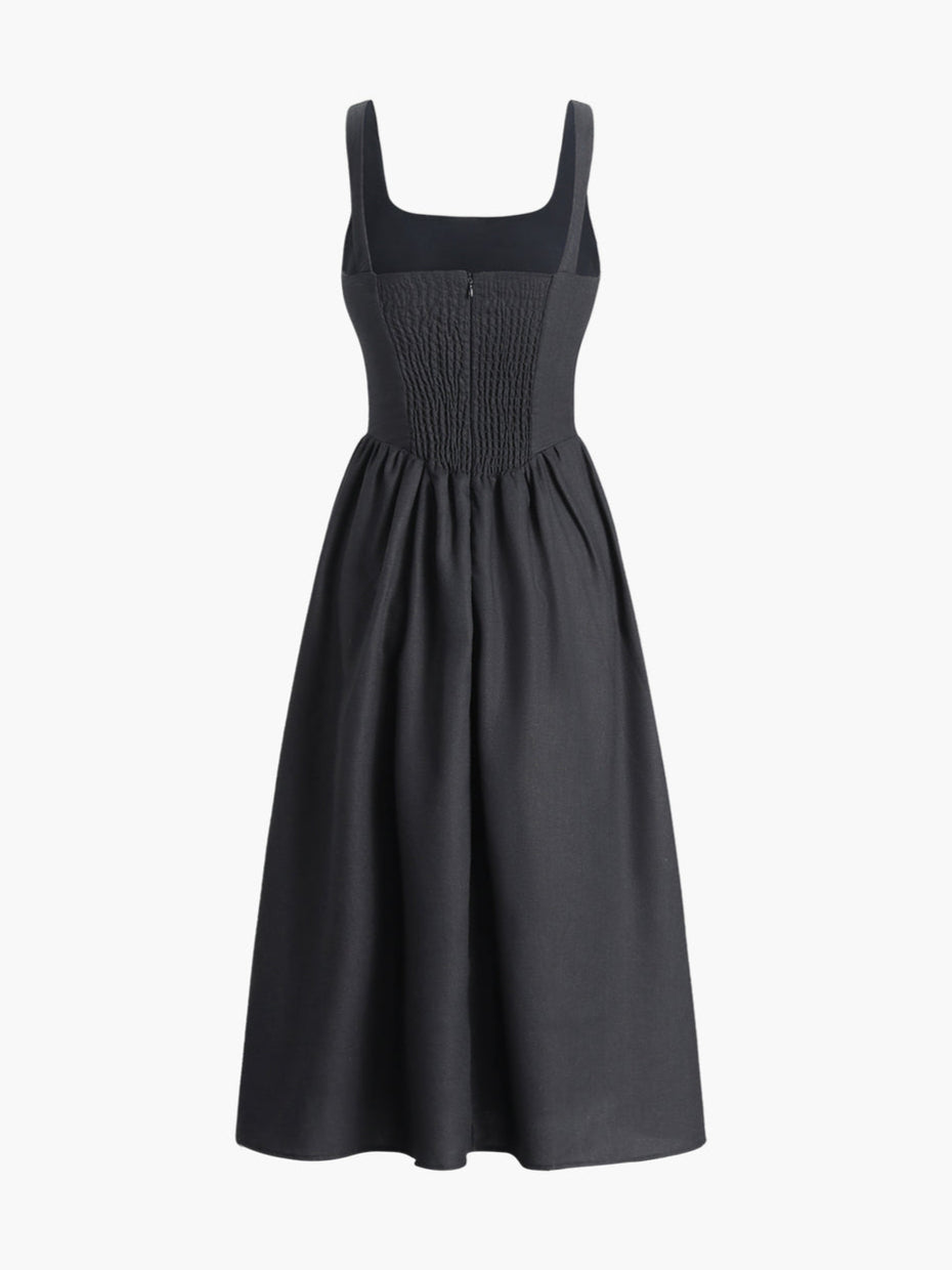 Zwarte jurk met getailleerde taille en strikdetail