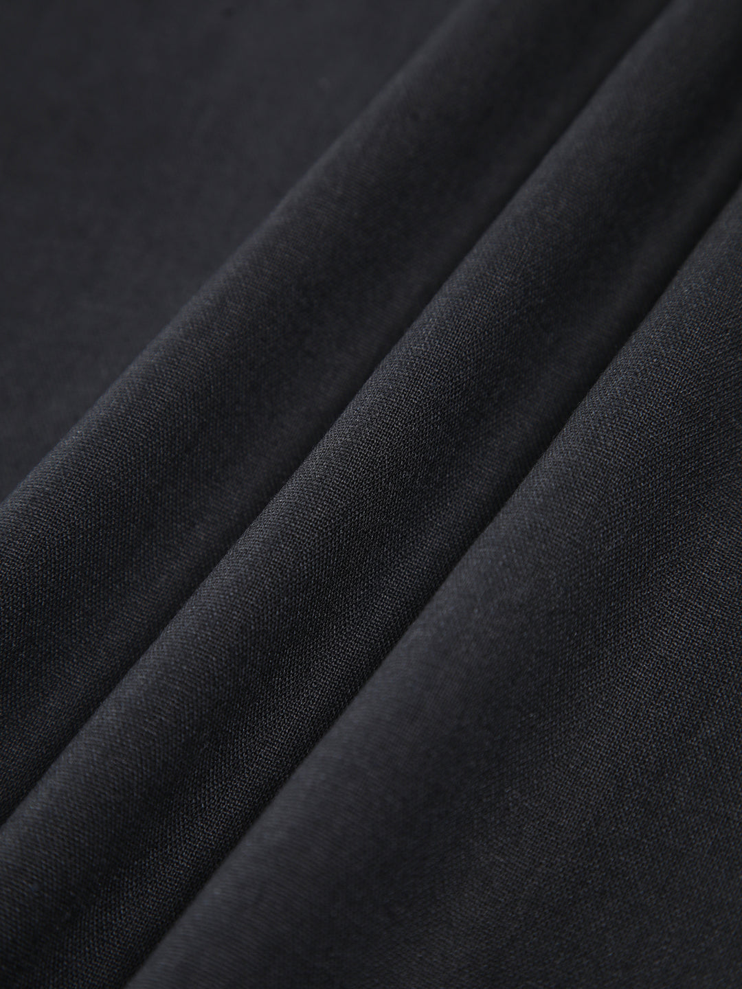 Zwarte jurk met getailleerde taille en strikdetail