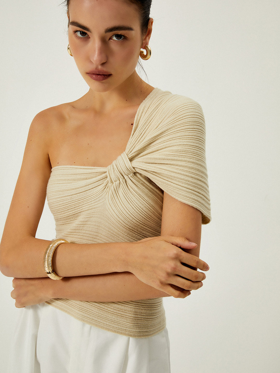 Asymmetrische geribbelde top met knoopdetail