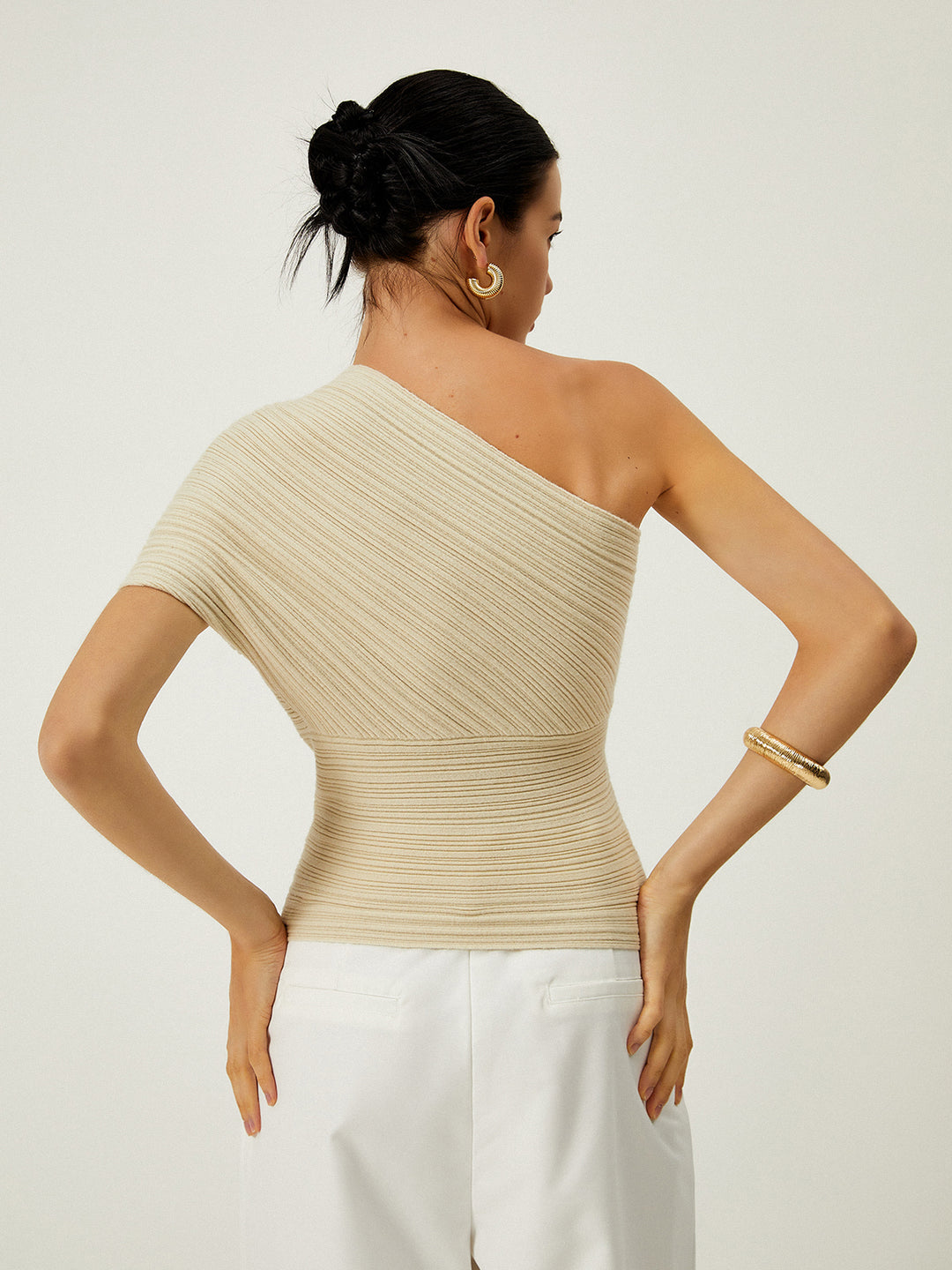 Asymmetrische geribbelde top met knoopdetail