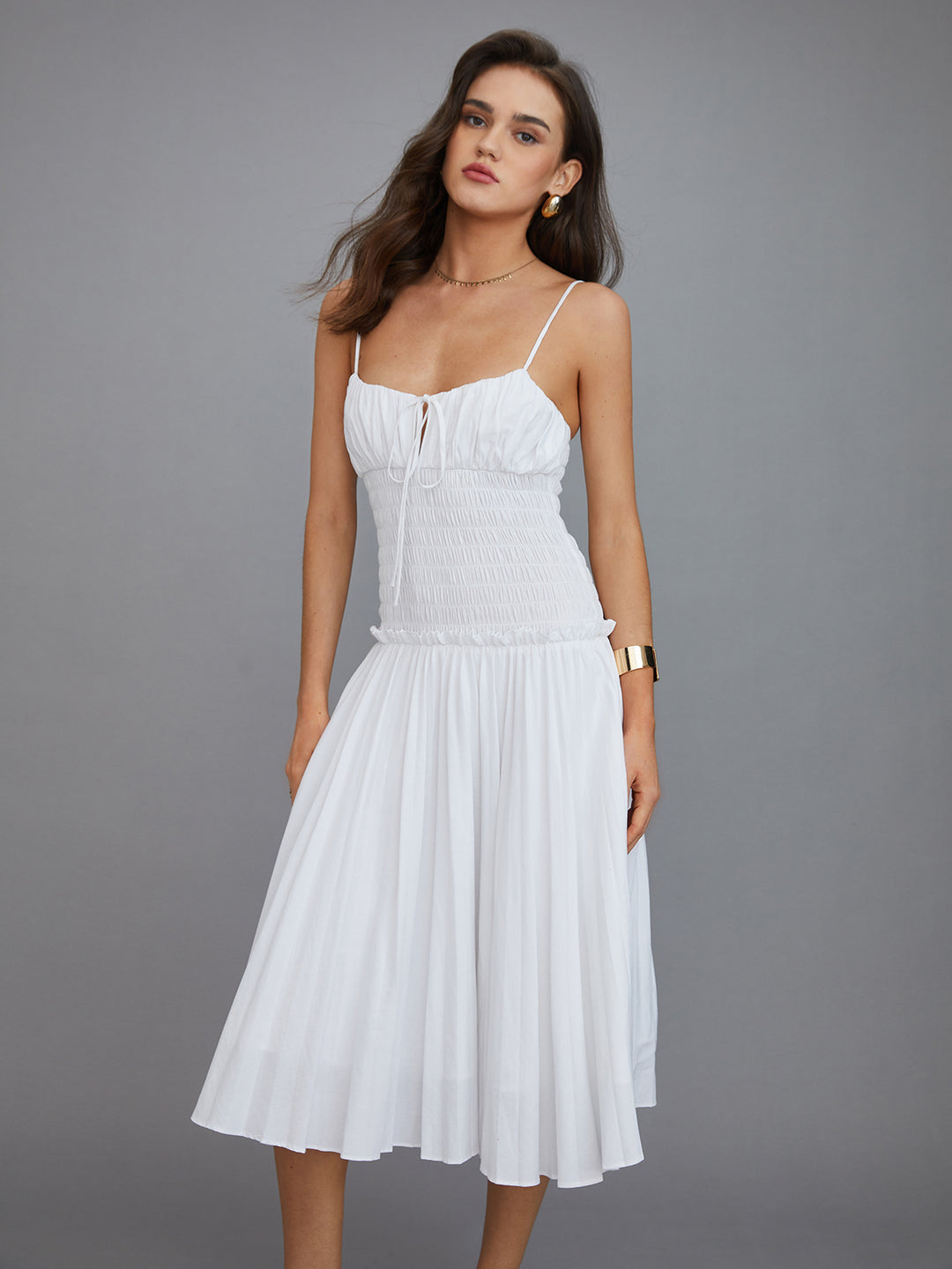 Witte geplooide midi-jurk met smalle bandjes