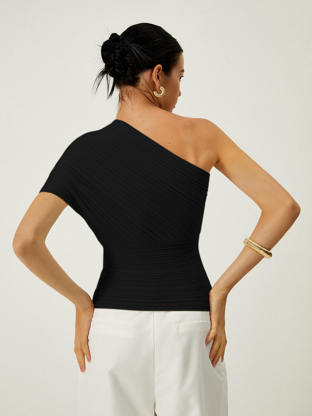 Asymmetrische geribbelde top met knoopdetail