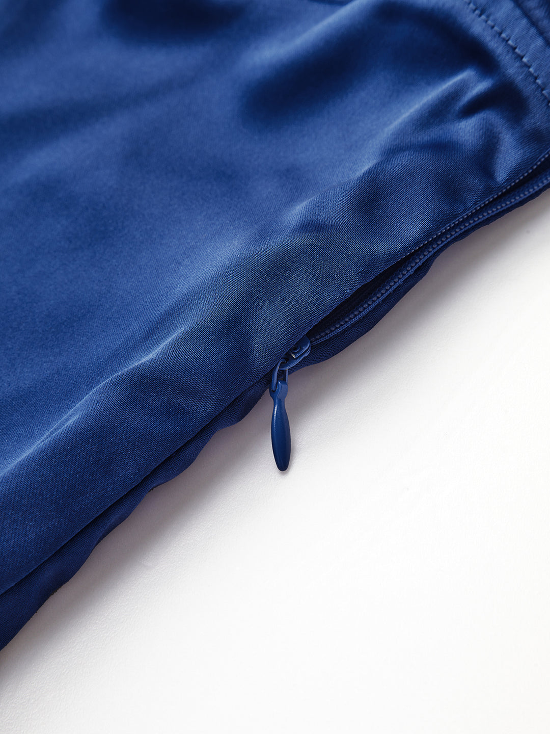 Blauwe satijnen top met strikbandjes en uitsparing