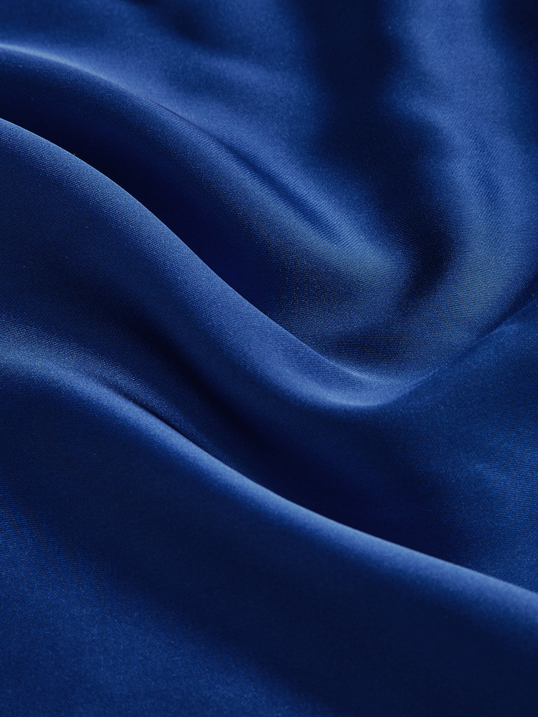 Blauwe satijnen top met strikbandjes en uitsparing