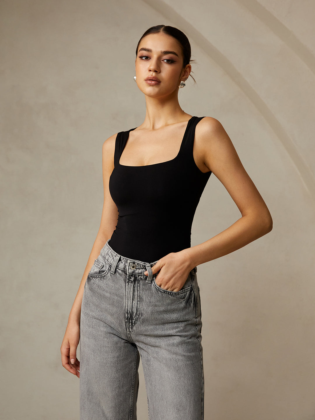 Getailleerd tanktopje met vierkante halslijn