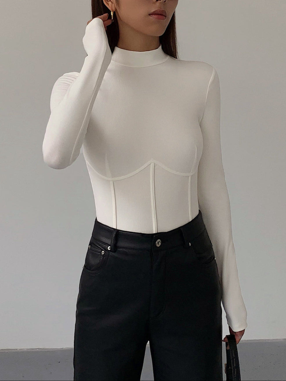 Witte getailleerde top met lange mouwen en korsetdetails
