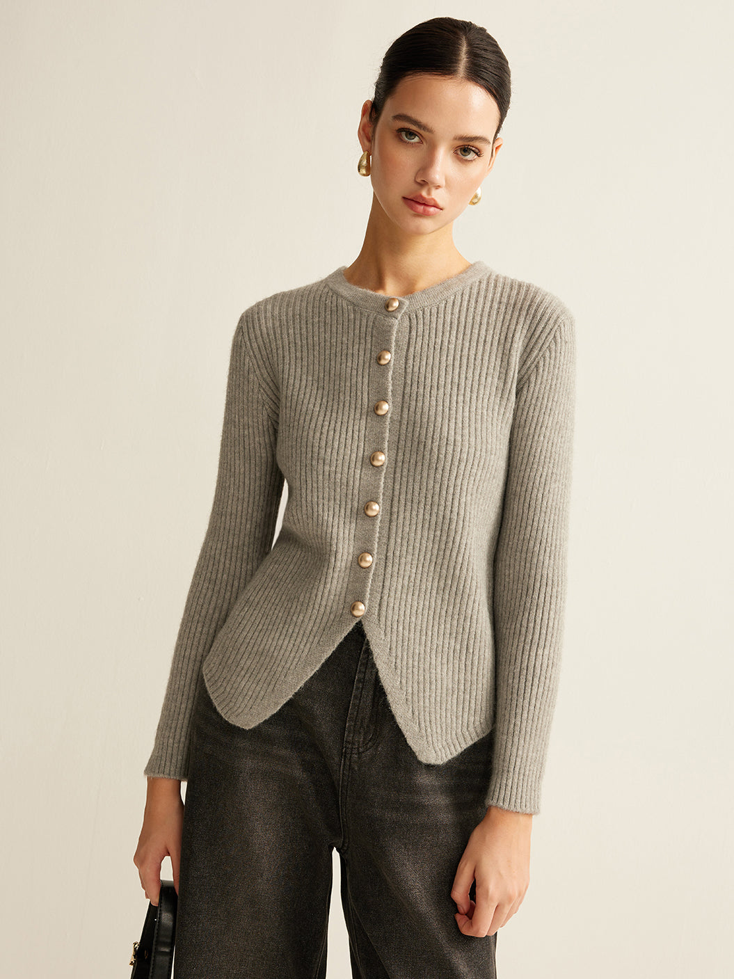 Geribbeld vest met parelknoopjes