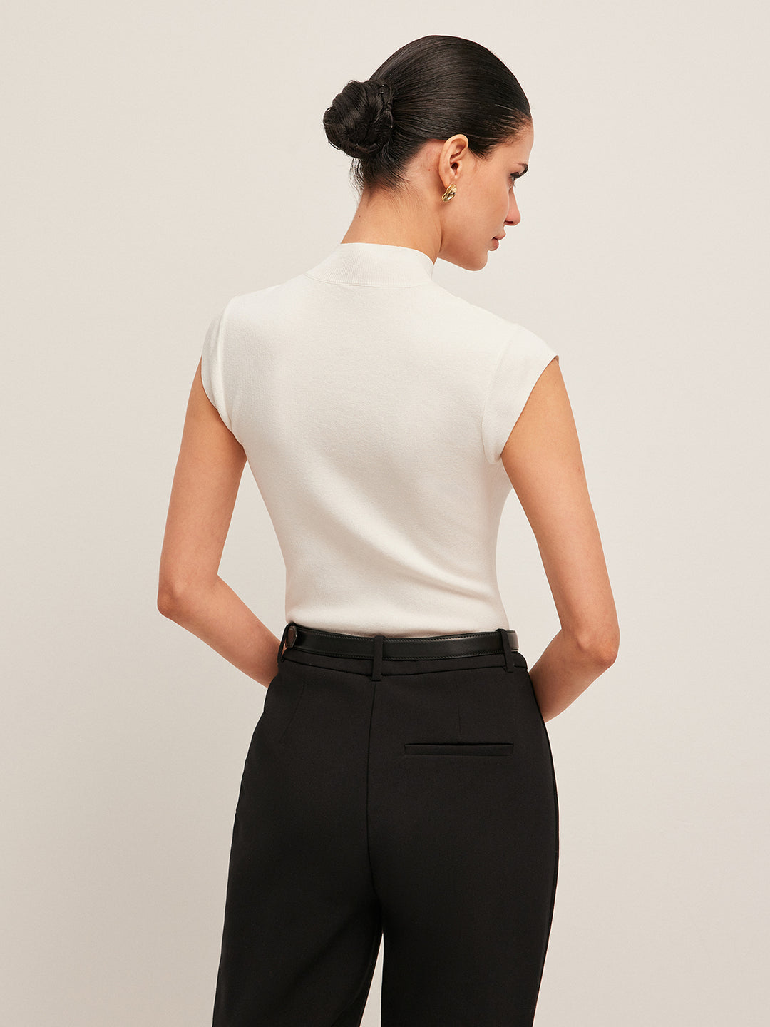 Mouwloos topje met mesh detail en hoge hals