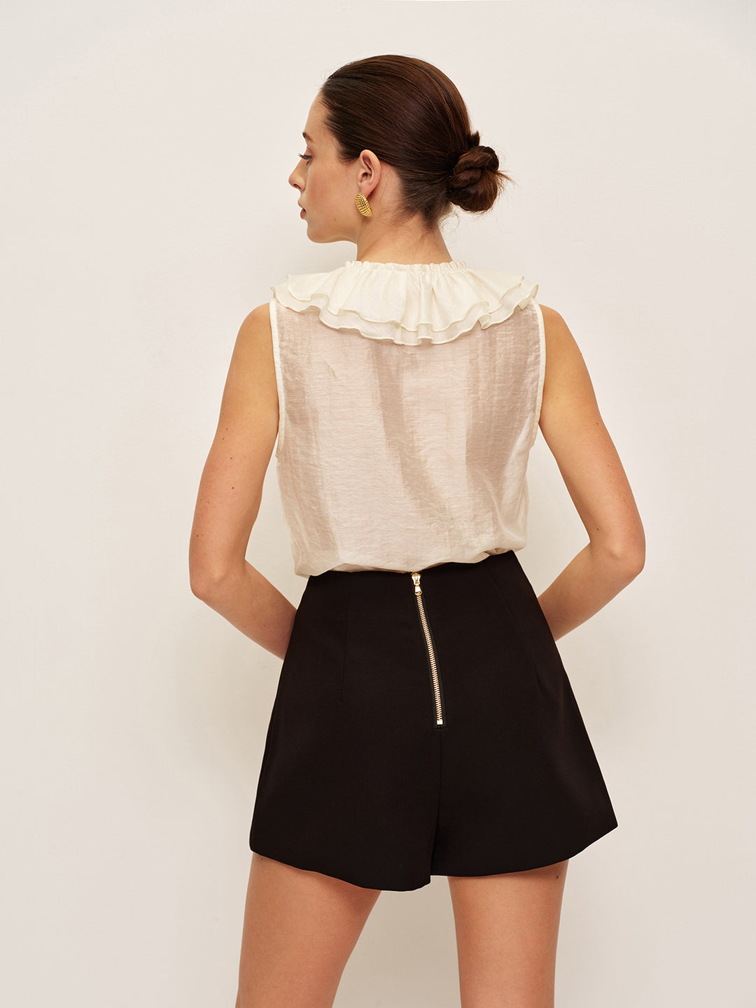Zwarte short met decoratieve knopen