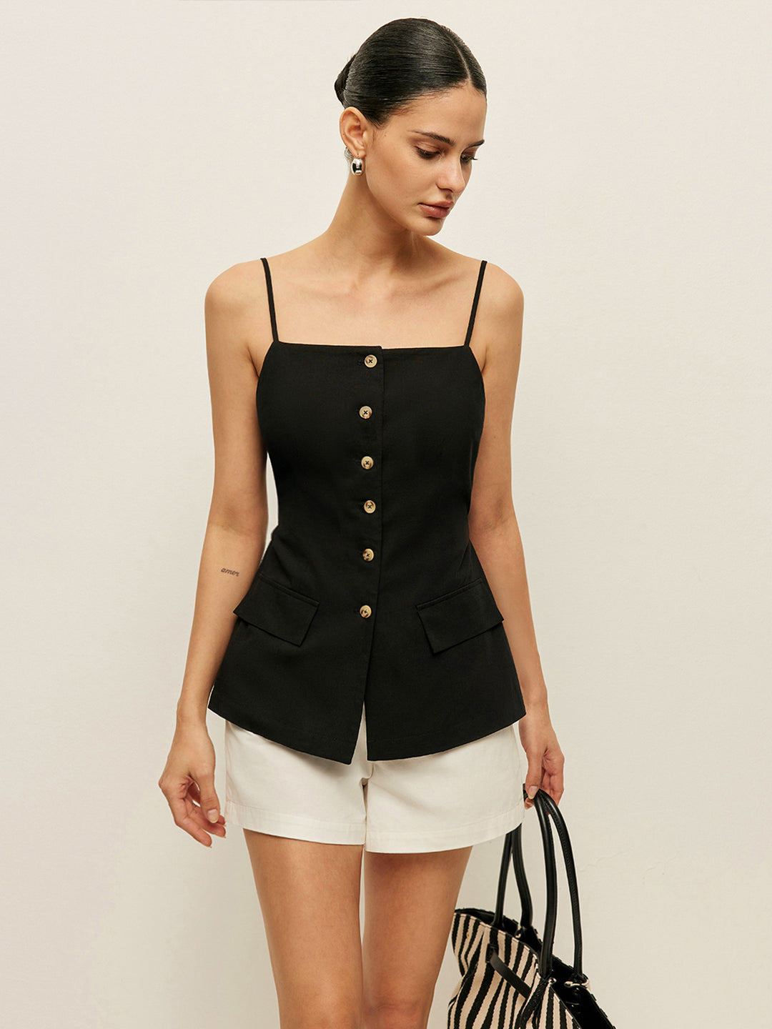 Zwarte tanktop met knopen en zakdetails