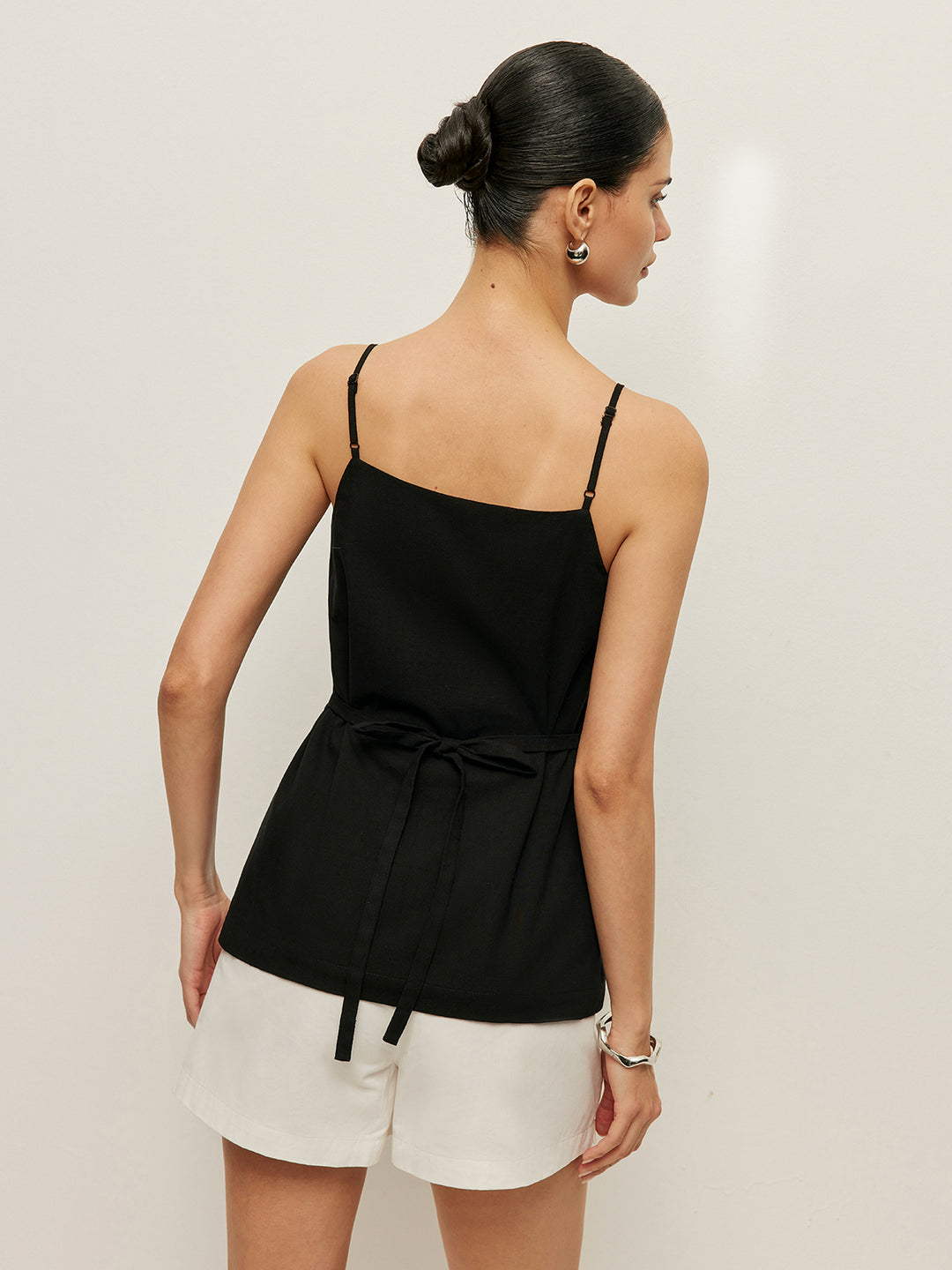 Zwarte tanktop met knopen en zakdetails