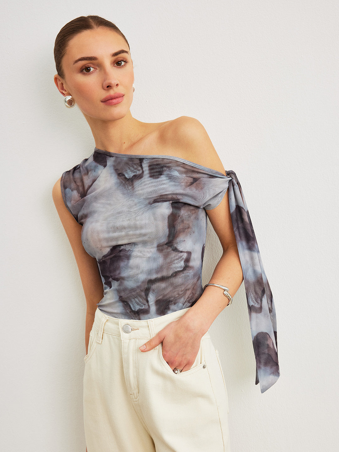 Asymmetrische top met één schouder, patroon en strikjes