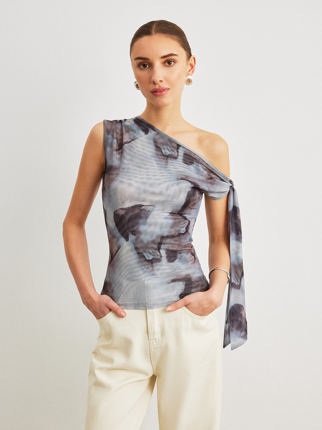 Asymmetrische top met één schouder, patroon en strikjes
