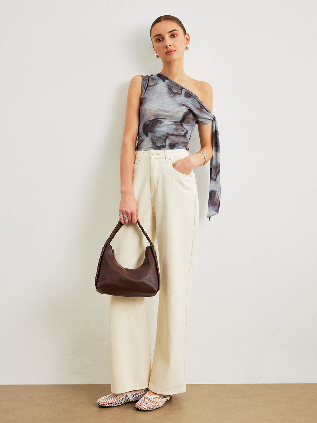 Asymmetrische top met één schouder, patroon en strikjes