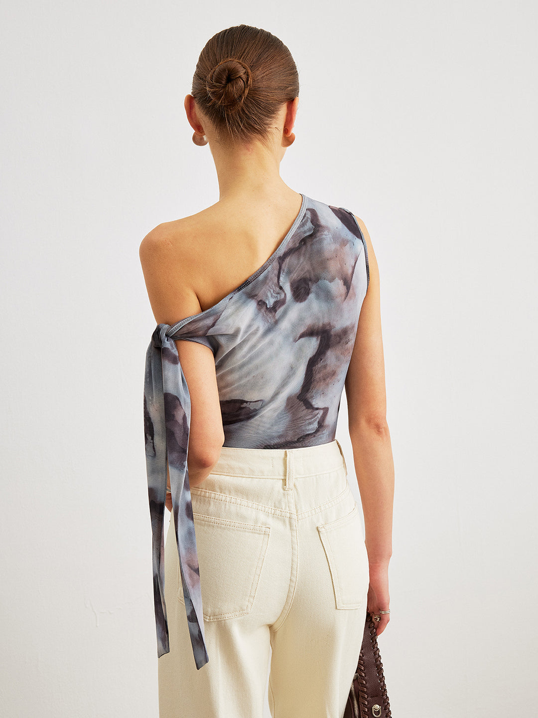Asymmetrische top met één schouder, patroon en strikjes