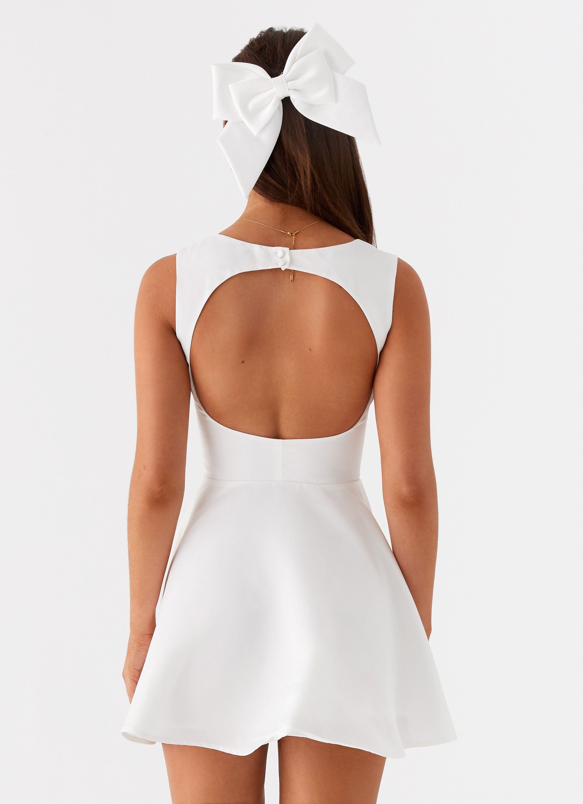 Witte mini-jurk met geaccentueerde buste