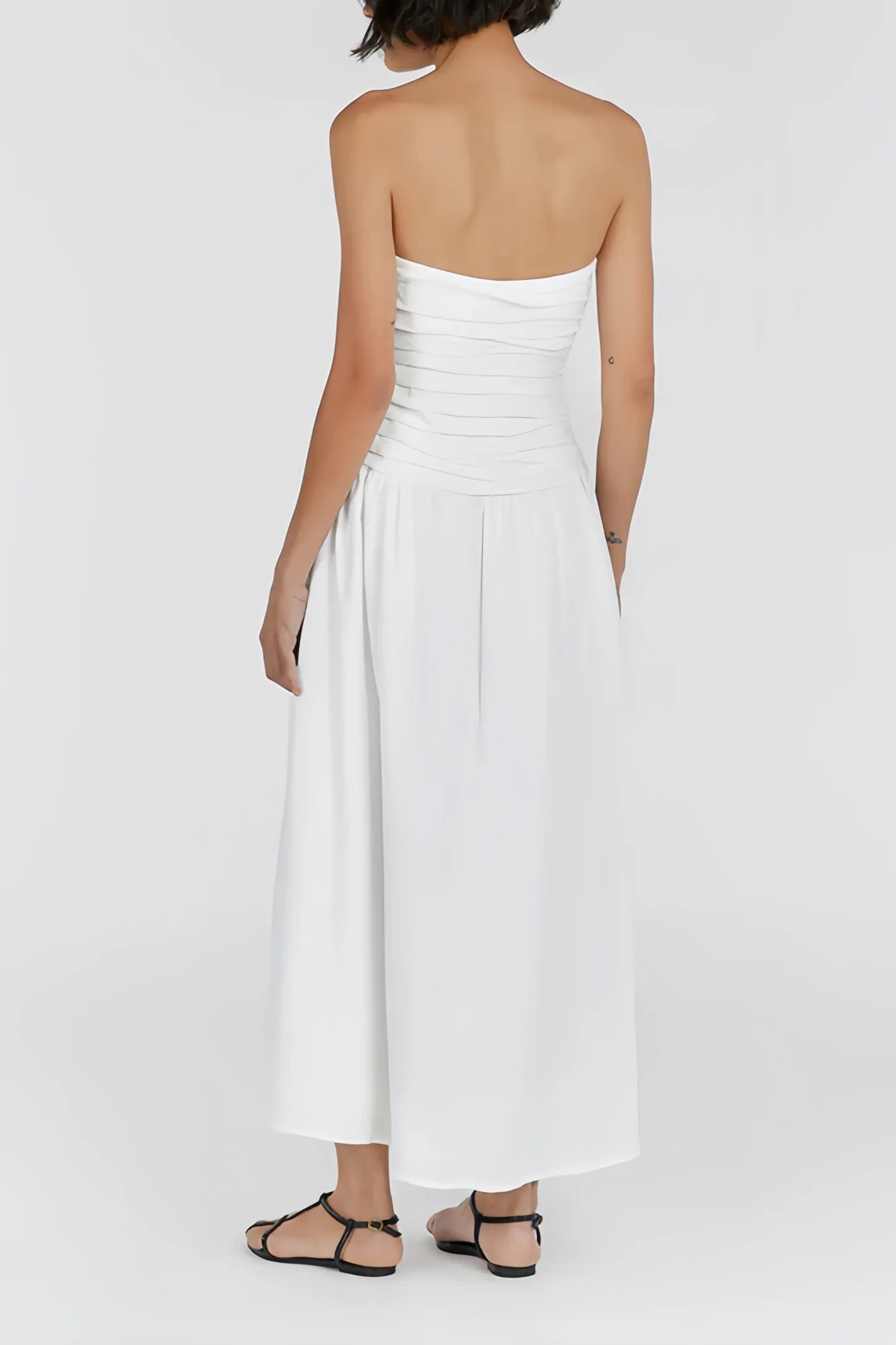 Witte strapless midi-jurk met gedrapeerd lijfje