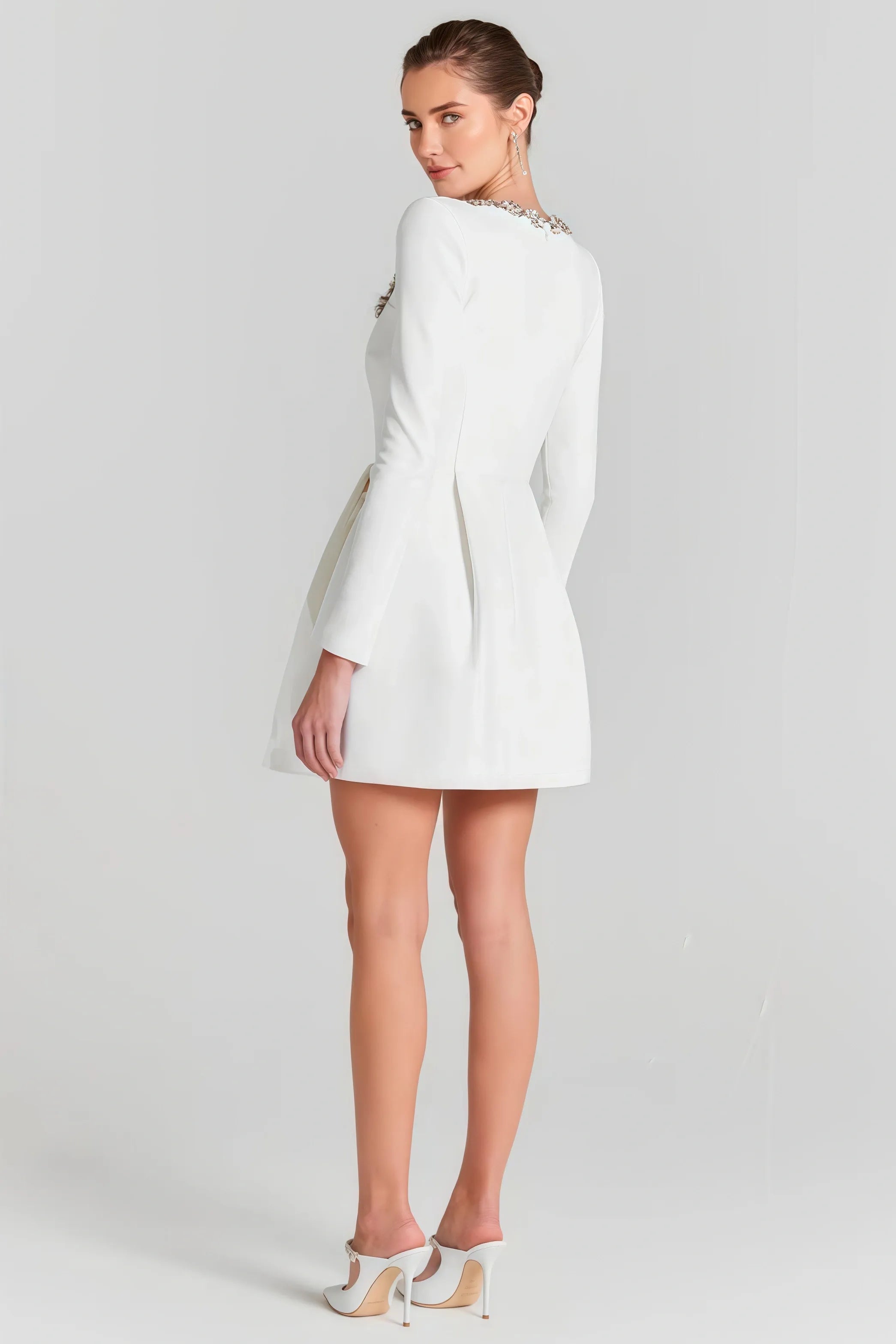 Witte mini-jurk met lange mouwen en versierde vierkante halslijn