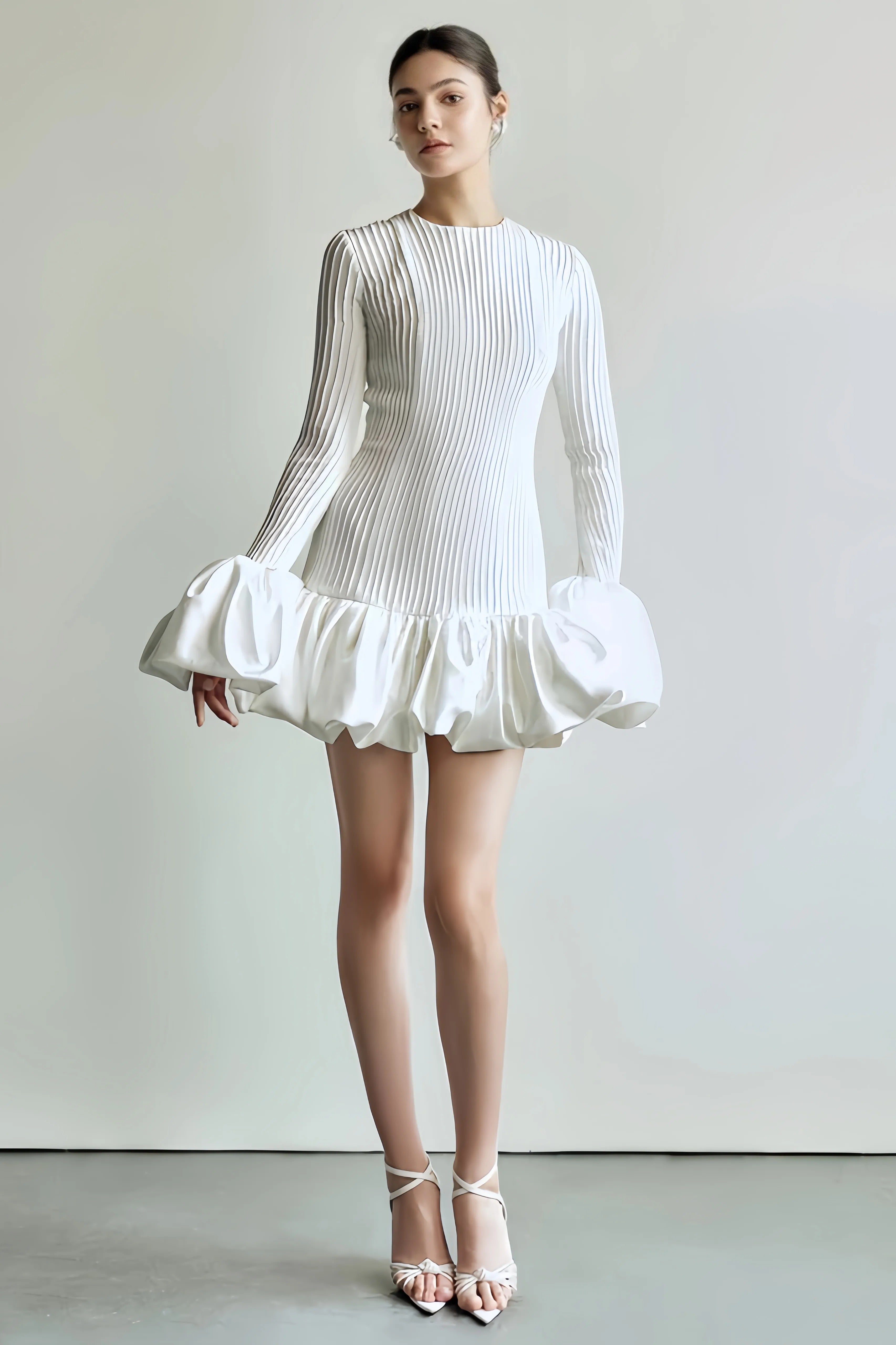Witte mini-jurk met volumineuze mouwen en geplooide structuur